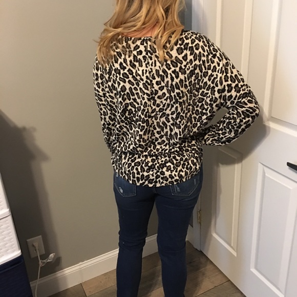 ⭐️Only 1 Left⭐️NWT Here Me Roar Top - Picture 2 of 5